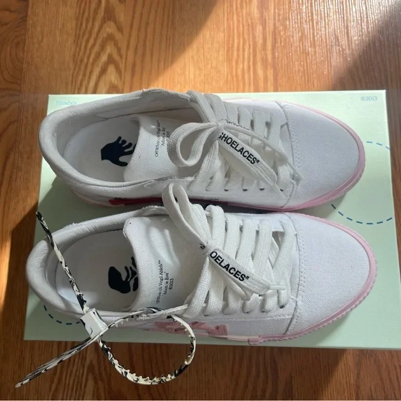 Off-White sneakers - Picture 2 of 11